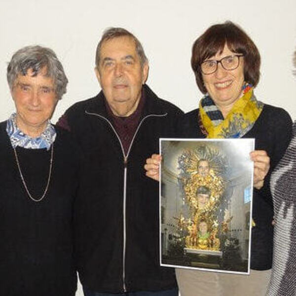 Sissy Kamptner bedankt sich bei den Verantwortliche für Kirche - Krippe - Laden                               