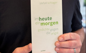 Autor Stefan Schlager mit seinem neuesten Buch
