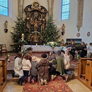 Die Hirten besuchen das Jesuskind im Stall.