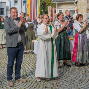 Dankefest in der Pfarre Kirchdorf/Krems für Pastoralassistentin Bernadette Hackl und Günter Wolfinger (Bild links) anlässlich ihres Abschieds von der beruflichen Tätigkeit in der Pfarre - beim Empfang durch die Stadtkapelle