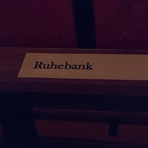 Nacht der 1000 Lichter erstmals auch in in der Pfarre Kirchdorf/Krems. Der Lichterweg begann am Kirchenplatz und führte durch die Kirche. Dort gab es mehrere Impuls-Stationen: Genussmeditation, Namensbänke wie Glaubensbank, Kraftbank, Gott-Sei-Dank-B