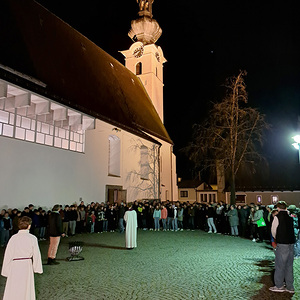 Am Kirchenplatz werden die 'Schuldscheine' feierlich verbrannt