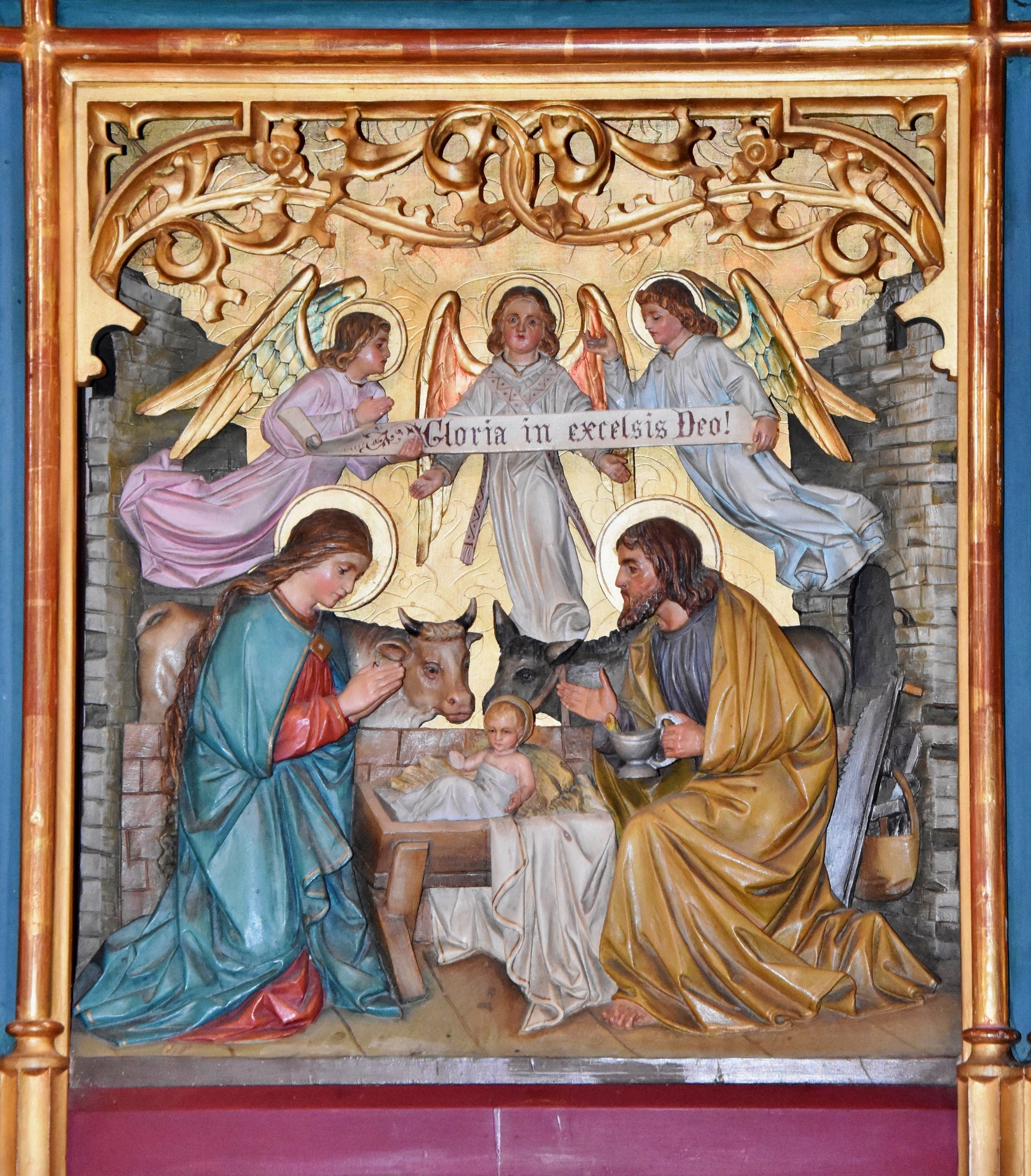 Das Relief des rechten Seitenaltars zeigt die Heilige Familie des Weihnachtsgeschehens: Maria und Josef knien zu Seiten der Krippe. Das Jesuskind hat die Arme wie zum Segen ausgebreitet. Dar?ber entrollen drei Engel ein Schriftband mit dem Gloria, de