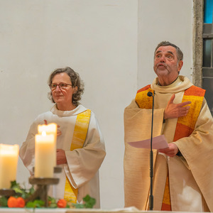 Pfarrer P. Severin und Pastoralassistentin feiern den Gottesdienst mit der Gemeinde