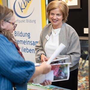 Ulrike Kneidinger-Peherstorfer, Leiterin SPIEGEL Elternbildung beim Infostand in der Pause