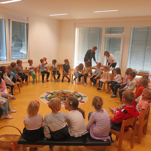 Die Bäuerinnen besuchten die Schulanfänger