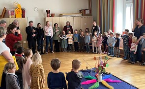 Unser Bischof Manfred zu Besuch im Kindergarten