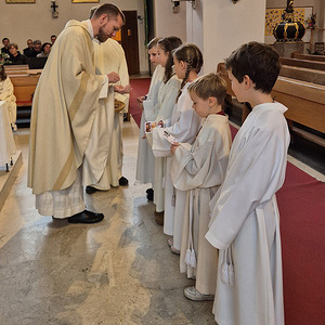 Kreuz und Ausweis als Symbol, dass sie dazugehören