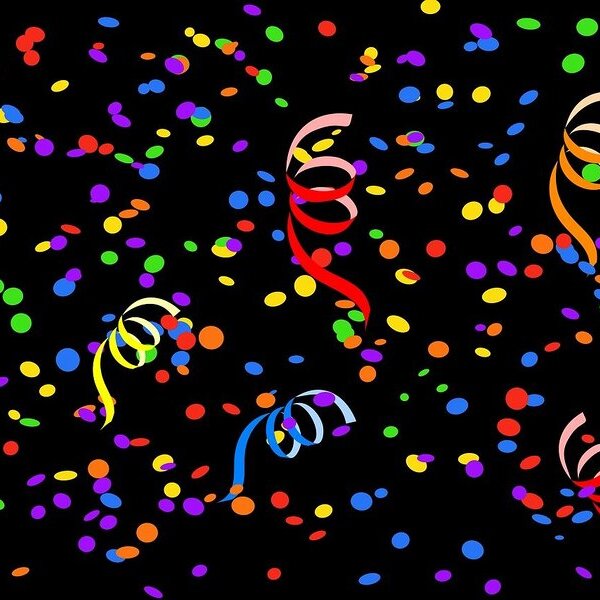 Faschingsschlangen und konfetti