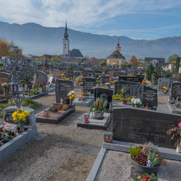 Kapelle am Friedhof mit der Pfarrkirche im Hintergrund