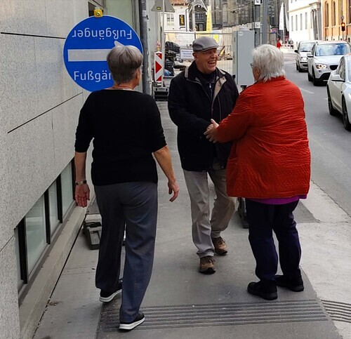 Präl. Mag. Max Mittendorfer wird von Ulli Ring und Hanni Lettner begrüßt
