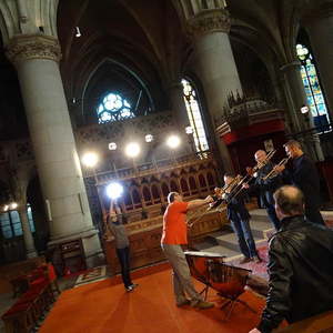 Da dirigiert einer das Ensemble mit der Kamera.