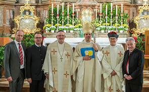 auch im Bild: Josef Pühringer und Zeitlinger Robert, Manfred HagenederGroßes Jubiläum 300-Jahr Weihejubiläum der barocken StiftskircheFotos vom Festgottesdienst 300 Jahre Weihe der barocken Stiftskirchemit dem Passauer Bischof Dr. Stefan Oster SD