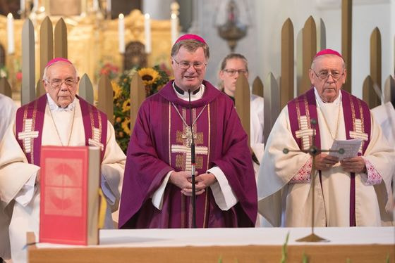 Requiem für Prälat Ahammer / © Diözese Linz, Wakolbinger Bischof Manfred Scheuer bei der Eröffnung des Auferstehungsgottesdienstes.