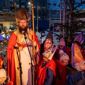 Nikolausbesuch bei Advent am Dom am 6. Dezember um 16.00 Uhr.