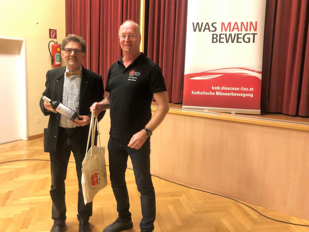 Bernhard Jungwirth aus dem Dekanat Weyr überbringt KMB-Wein für das Fest