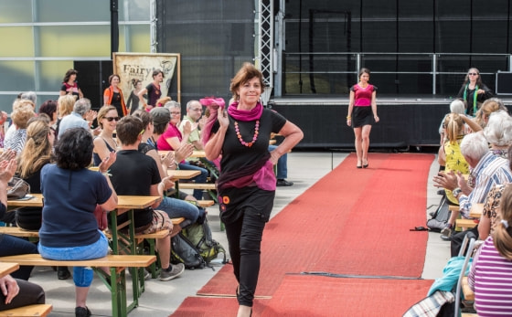 Modeschau mit fairtrade Kleidung am AEC Platz 