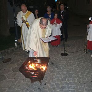Entzünden der Osterkerze am Feuer                     