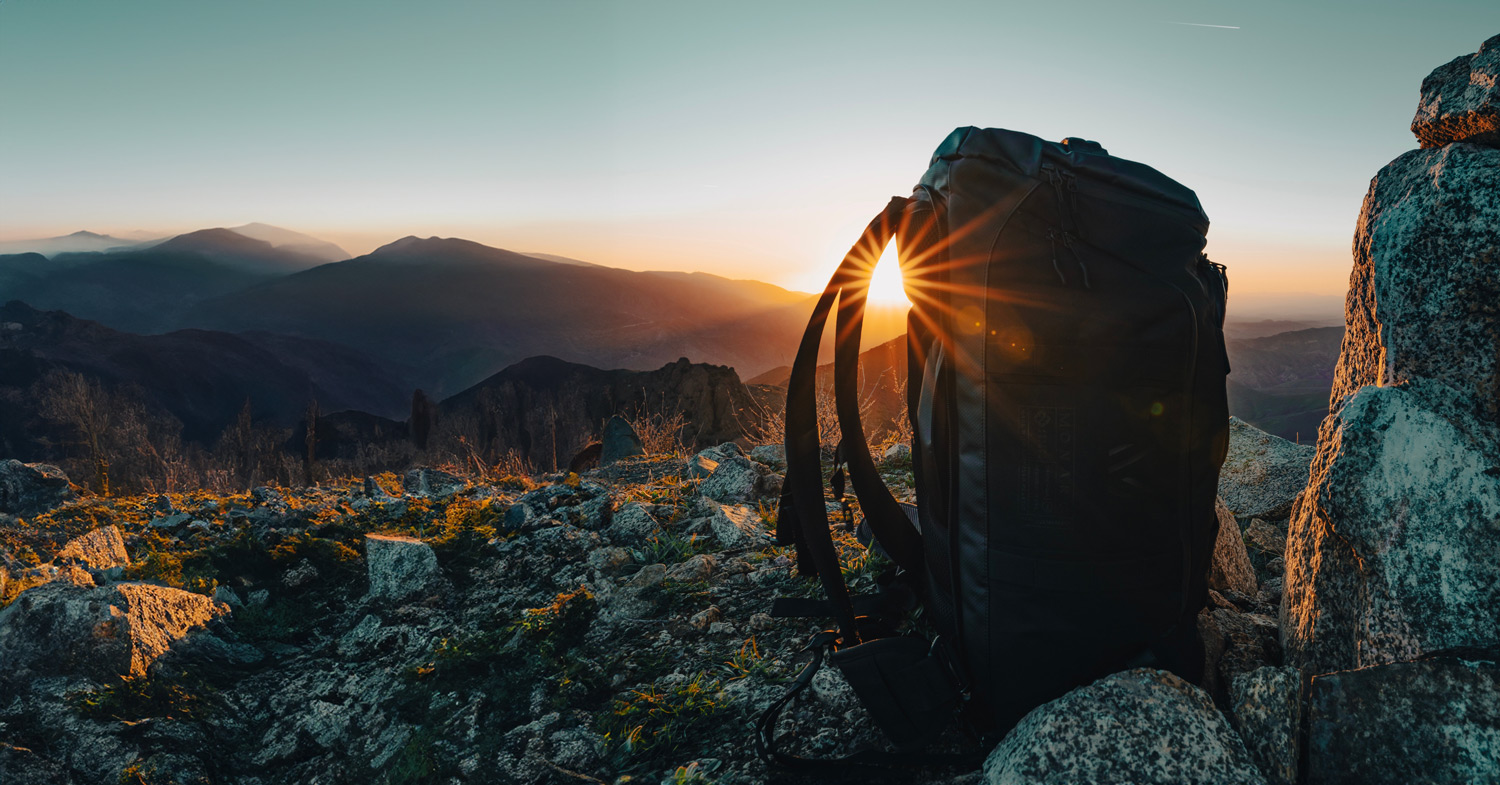 Rucksack vor einem Sonnenaufgang