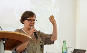               Bettina M. Jasper begeisterte mit ihrem Vortrag. Foto: Alois Litzlbauer                 