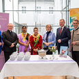 (v. l.): Michaela Leppen (Leiterin Team Frauen), Generalvikar Severin Lederhilger, Sunita Chaudhary, Januka Khatiwoda (SWI Nepal), Paula Wintereder (ehrenamtl. Vors. kfboö), LH Thomas Stelzer, Wolfgang Falkensteiner (Tourismusmusschulen Bad Ischl) / © Thomas Markowetz (v. l.): Michaela Leppen (Leiterin Team Frauen), Generalvikar Severin Lederhilger, Sunita Chaudhary, Januka Khatiwoda (SWI Nepal), Paula Wintereder (ehrenamtl. Vors. kfboö), LH Thomas Stelzer, Wolfgang Falkensteiner (Tourismusmusschulen Bad Ischl)