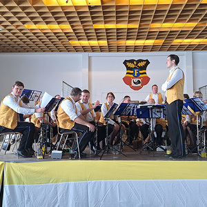 Pfarrer Christoph bei seiner Ansprache & Marktmusikkapelle