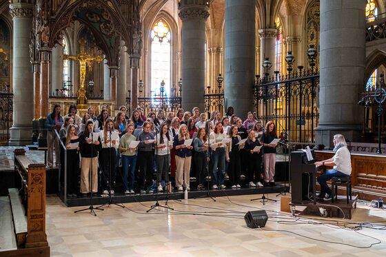 Musik vom Chor der Kreuzschwesternschulen.