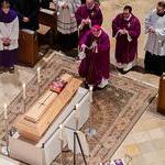 Bischof Manfred Scheuer inzensiert den Sarg des verstorbenen Altbischofs Maximilian Aichern mit Weihrauch.