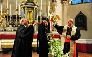 Kardinal Schönborn, Bischof Bünker und Metropolit Kardamakis feiern am 28. April 2014 mit Parlamentariern aller im Nationalrat vertretenen Parteien Gottesdienst.