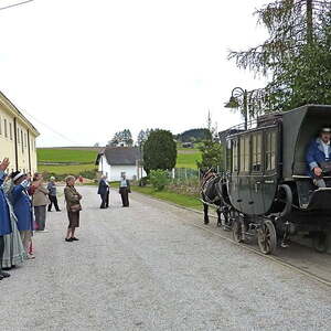 Senioren fuhren mit der Pferdeeisenbahn
