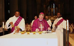 Bischof Manfred Scheuer mit den beiden Diakonen Mag. Francis Chiduluo Abanobi und Mag. Maximus Oge Nwolisa