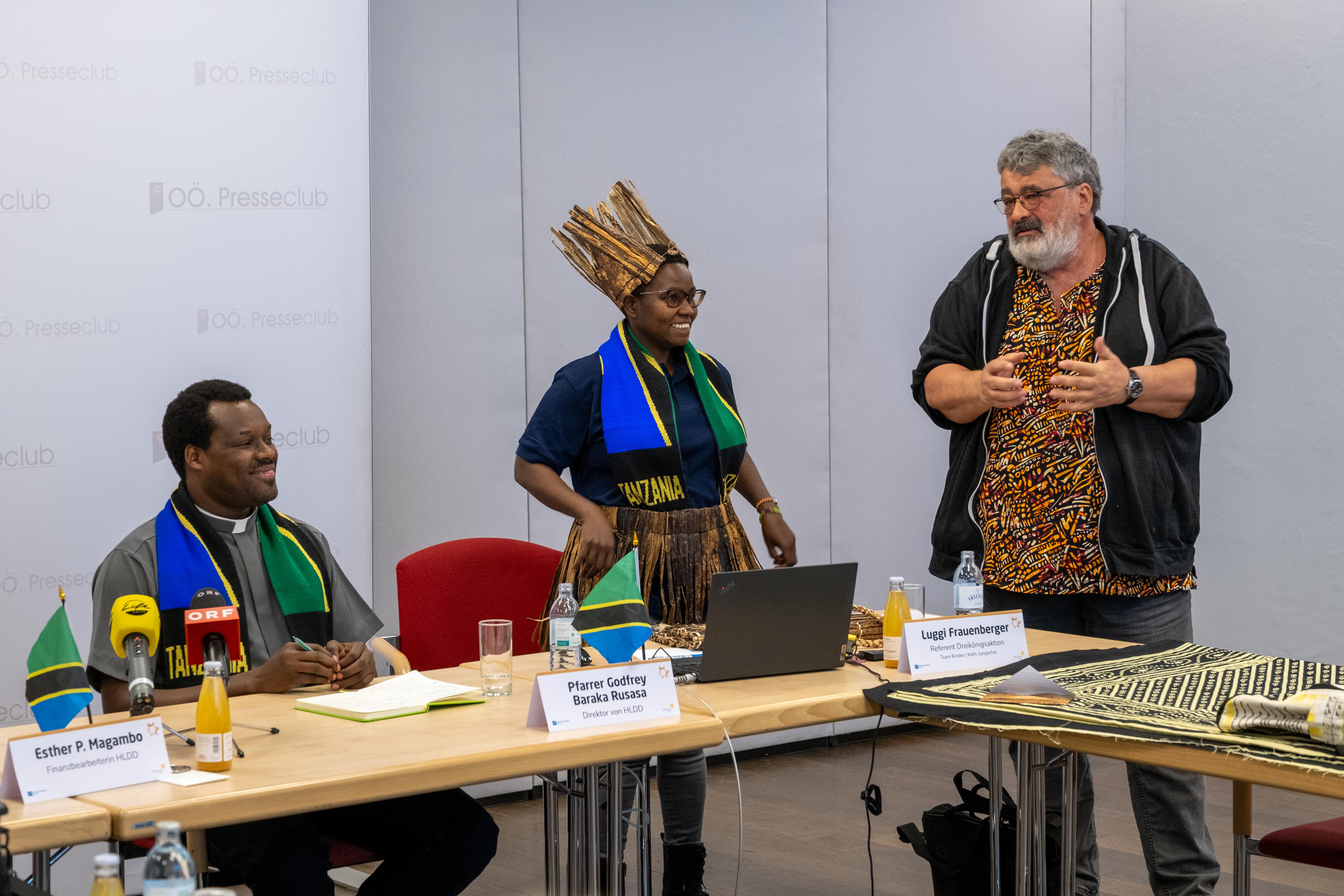 Esther P. Magambo präsentiert traditionelle Kleidungsstücke aus Bananenblättern gefertigt.