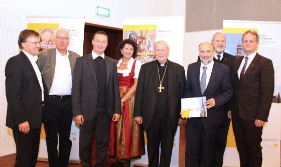 V.l.: Arch. DI Josef Ullman, Arch. DI Wolfgang Schaffer, Generalsekretär DDr. Peter Schipka, Maria Luise Raith MBA, Bischof em. Dr. Ludwig Schwarz, Mag. Reinhold Prinz, Wilhelm Vieböck, Bgm. Jürgen Höckner.