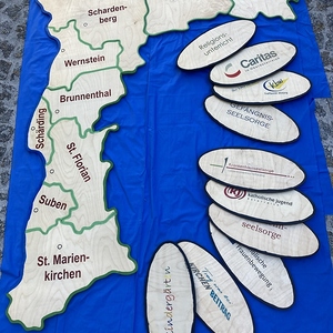 Das Dekanatspuzzle am Kirchenplatz in Vichtenstein