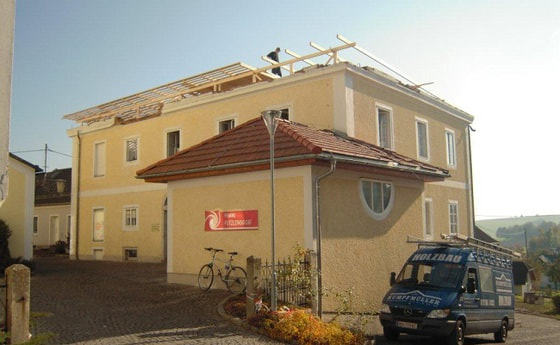 Notdach auf der Brandruine angebracht