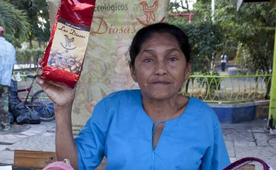 Maria Isabell Zamora Muñoz verkauft am Markt Produkte der FEM Kooperative Las Diosas.