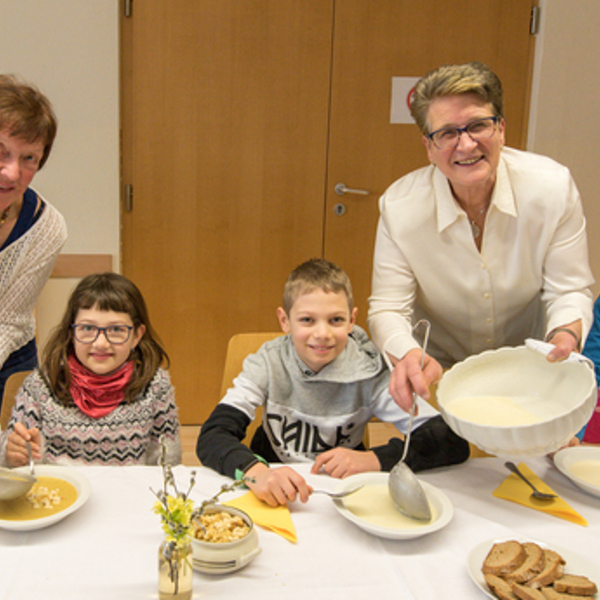 Suppenessen am Familienfasttag „Gemeinsam für eine Zukunft in eigener Hand“ ist der Slogan des heurigen Familienfasttages. Dies ist eine entwicklungspolitische Aktion der Katholischen Frauenbewegung. Kirchdorfer Frauen bereiteten köstliche Erdäpfl-,