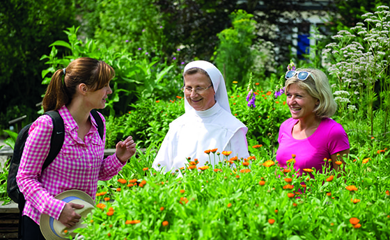 Marienschwestern Kräutergarten Bad Mühlacken / Kloesterreich_Marienschwestern_Rudolf Laresser Wie sollen Orden in Zukunft gesehen werden? Möglicherweise als BotschafterInnen einer gastfreundlichen Kirche.