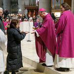Bei der Gabenbereitung brachten ausgewählte Personen – u. a. Verwandte und Wegbegleiter:innen von Bischof Maximilian Aichern – die Gaben Brot und Wein zum Altar.