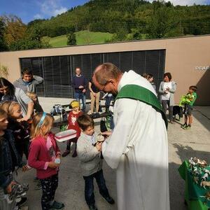 G. freut sich, dass sein Schaf gesegnet wird.