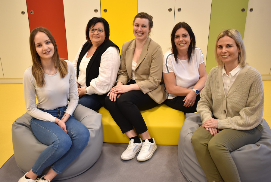 Gruppenfoto Krabbelstuben Team / © Pfarrcaritas Krabbelstube Sattledt Gruppenfoto Krabbelstuben Team