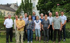 Bischof Manfred Scheuer (ganz links) lud VertreterInnen der oö. Umweltorganisationen und kirchliche UmweltexpertInnen zur Begegnung in den Bischofshof – Gartenbesuch inklusive.