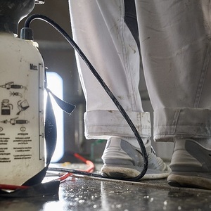 Weiße Spritzer überall