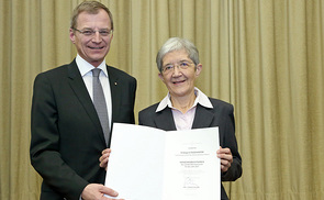 Die Hausgemeinschaft Beit Emmaus/Qubeibeh unter der Leitung von Sr. Hildegard Enzenhofer (im Bild mit LH Thomas Stelzer) wurde 2017 mit dem Oö. Menschenrechtspreis ausgezeichnet.