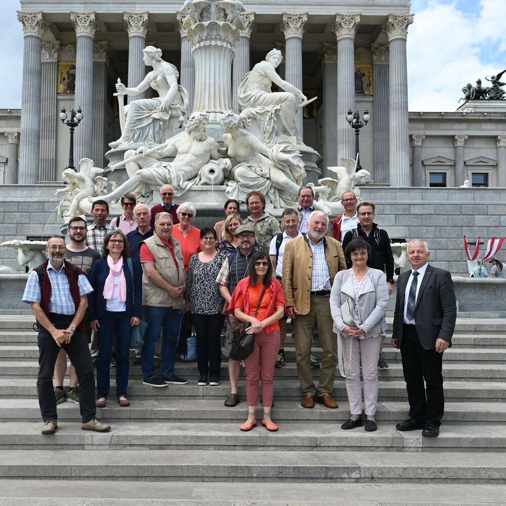 Besucher und Besucherinnen vor dem Parlament am 14.6.2023