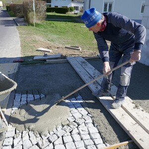 Die letzten Quadratmeter werden verfugt.