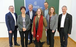 Rektor Univ.-Prof. Dr. Christoph Niemand, Mag.a Petra Gstöttner-Hofer, Prof. Dr. Dr. h.c. Hans Joas, Prof.in Dr.in Cornelia Richter, Mag. Markus Pühringer, Ass.-Prof.in Dr.in Katja Winkler, Univ.-Prof. Dr. Franz Gruber.