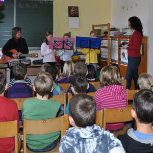Bischof besuchte Volksschulen und Kindergarten