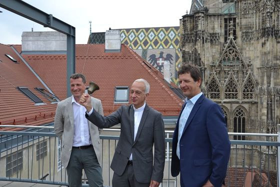 Professor Wolfgang Wagner (TU Wien), Caritas-Präsident Michael Landau und der Generalsekretär für Internationale Programme der Caritas Christoph Schweifer bei der Aktion 'Kirchenglocken gegen den Hunger'. 