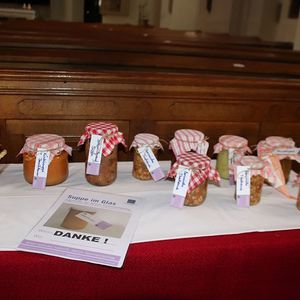 Suppe in Gläser füllen für den Familienfasttag